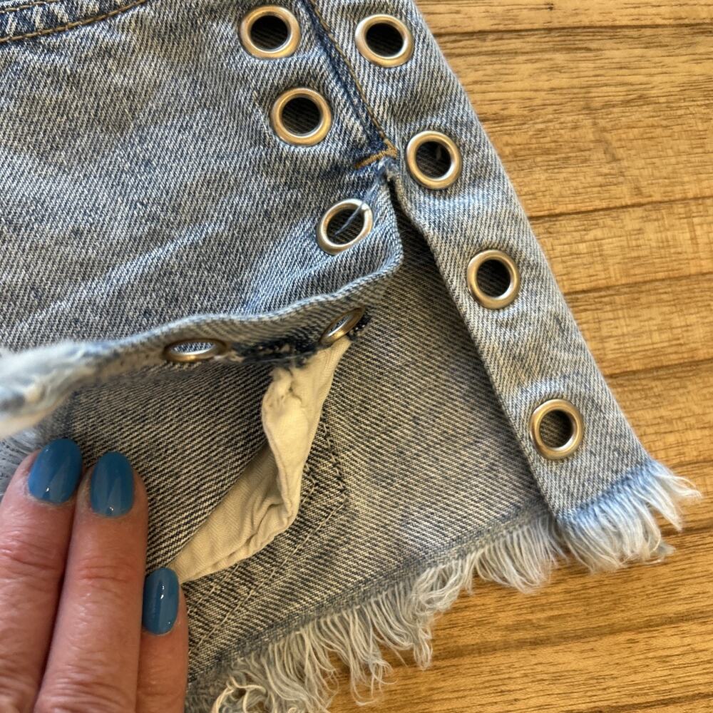 Free People Barcelona Grommet Cutoff Distressed Jean Shorts Button Fly Size 28 - Picture 5 of 9